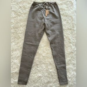 SKIMS Outdoor Leggings Size Small BRAND NEW